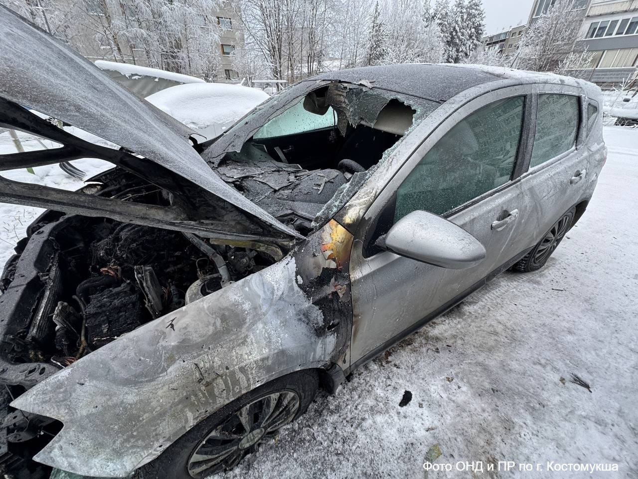 Автомобиль сгорел на парковке в Костомукше