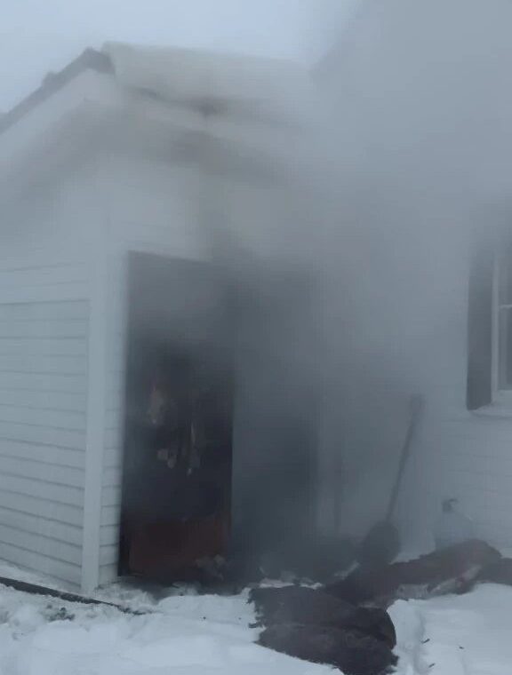 Пристройка в частном доме полыхала в Карелии