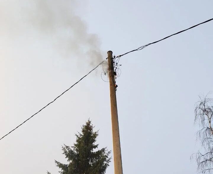 Линия электропередач загорелась в Пудоже