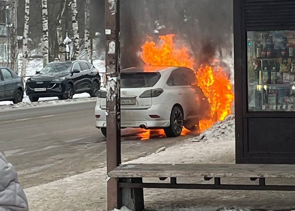 «Лексус» сгорел в спальном районе Петрозаводска