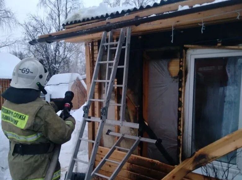Частный жилой дом полыхал на севере Карелии