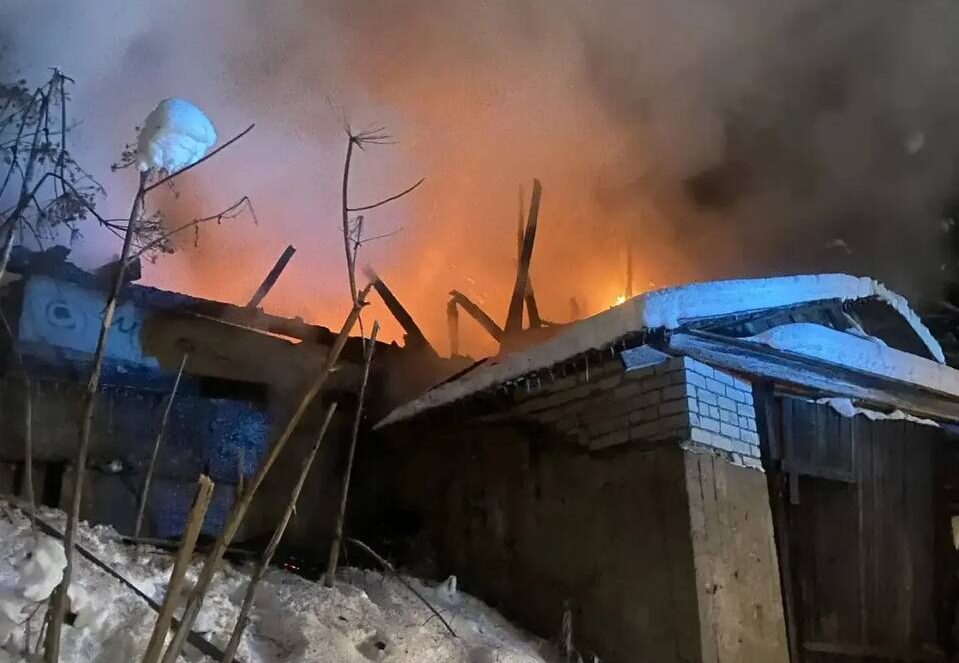 Пожарные спасли от огня дома рядом с полыхающей хозпостройкой в Карелии