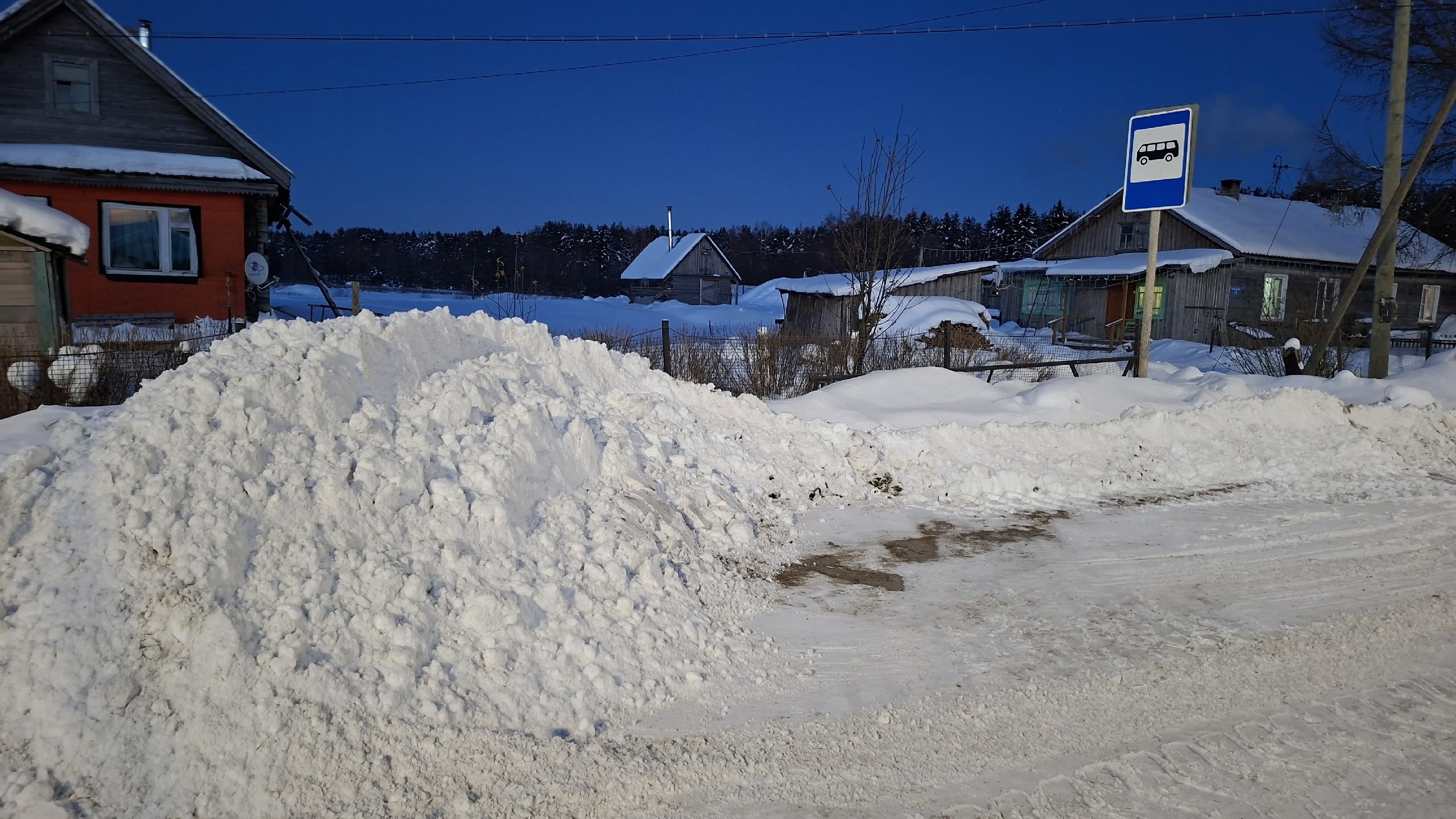 Житель поселка Карелии попросил дорожников не заваливать снегом его забор