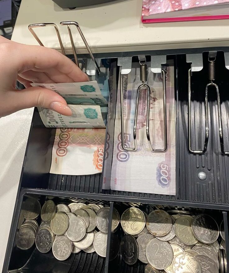 Кассир сетевого магазина в Петрозаводске  намухлевала себе в карман 30 тысяч рублей