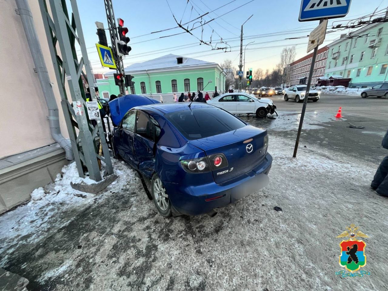 Стало известно, кто был за рулем и кто получил травмы в страшной аварии на Зареке, где автомобиль влетел в пешеходов
