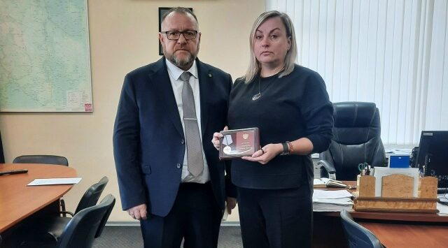 Матери погибшего сына в зоне СВО передали медалью «За отвагу» в Прионежском районе