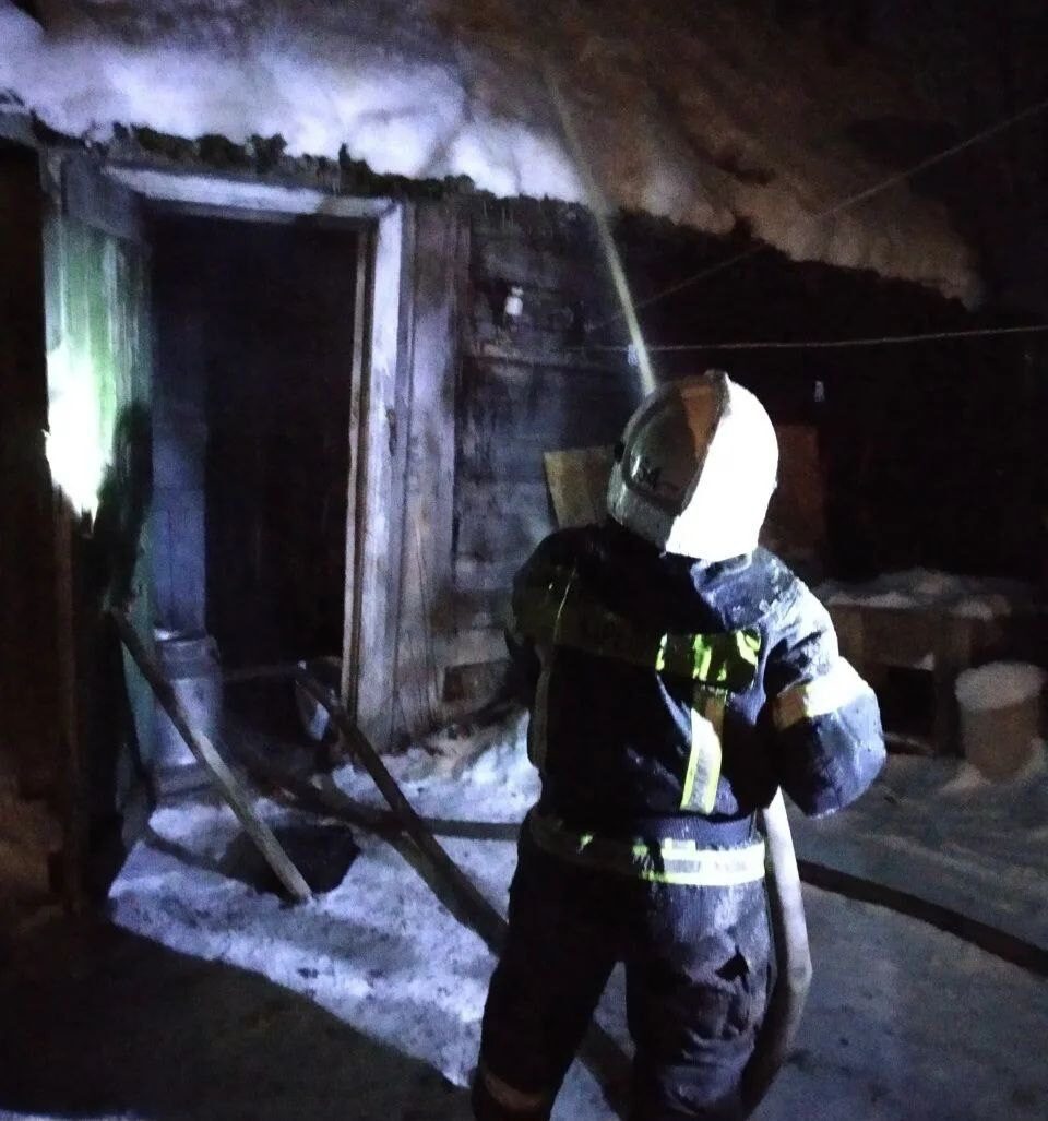 Горящую баню тушили ночью пожарные Пудожского района