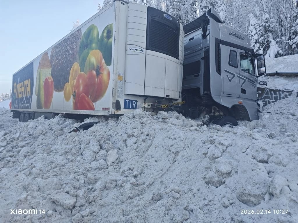 Фура популярной торговой сети ушла с трассы на севере Карелии