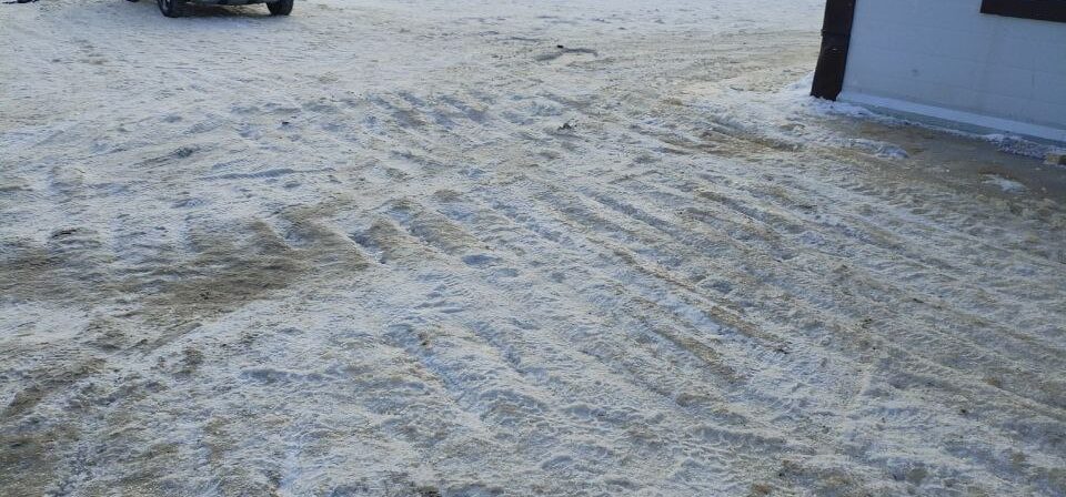 Утечка воды привела к образованию шуги у магазина в Суоярви