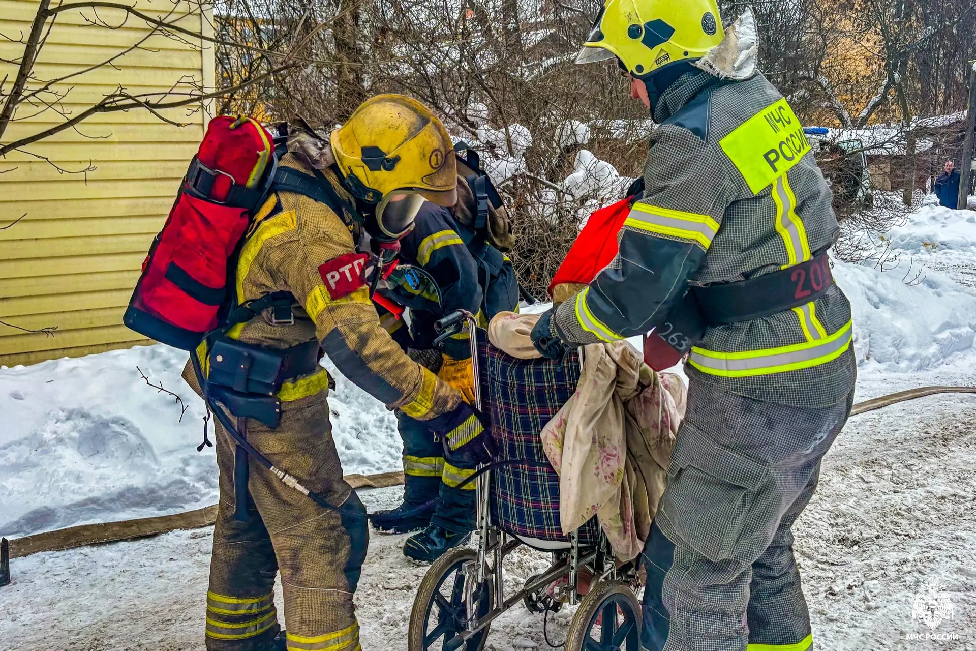Появились фото с места пожара в Петрозаводске, который тушили по высшему рангу