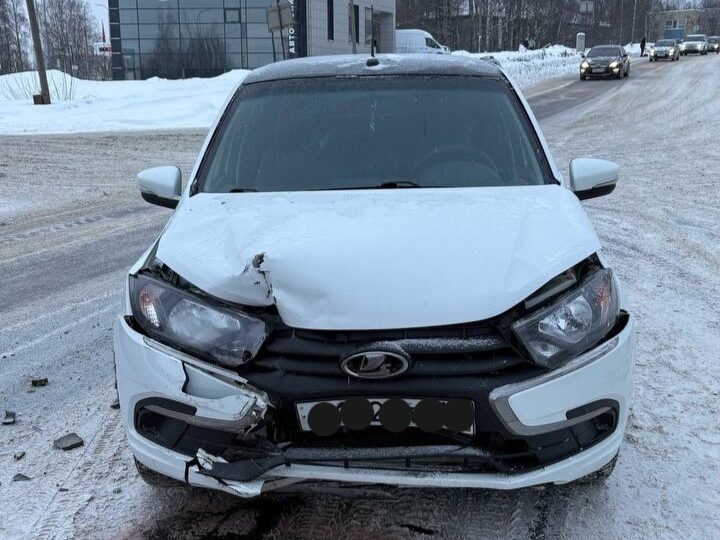 Женщина за рулем легковушки пострадала в ДТП, которое сама же устроила