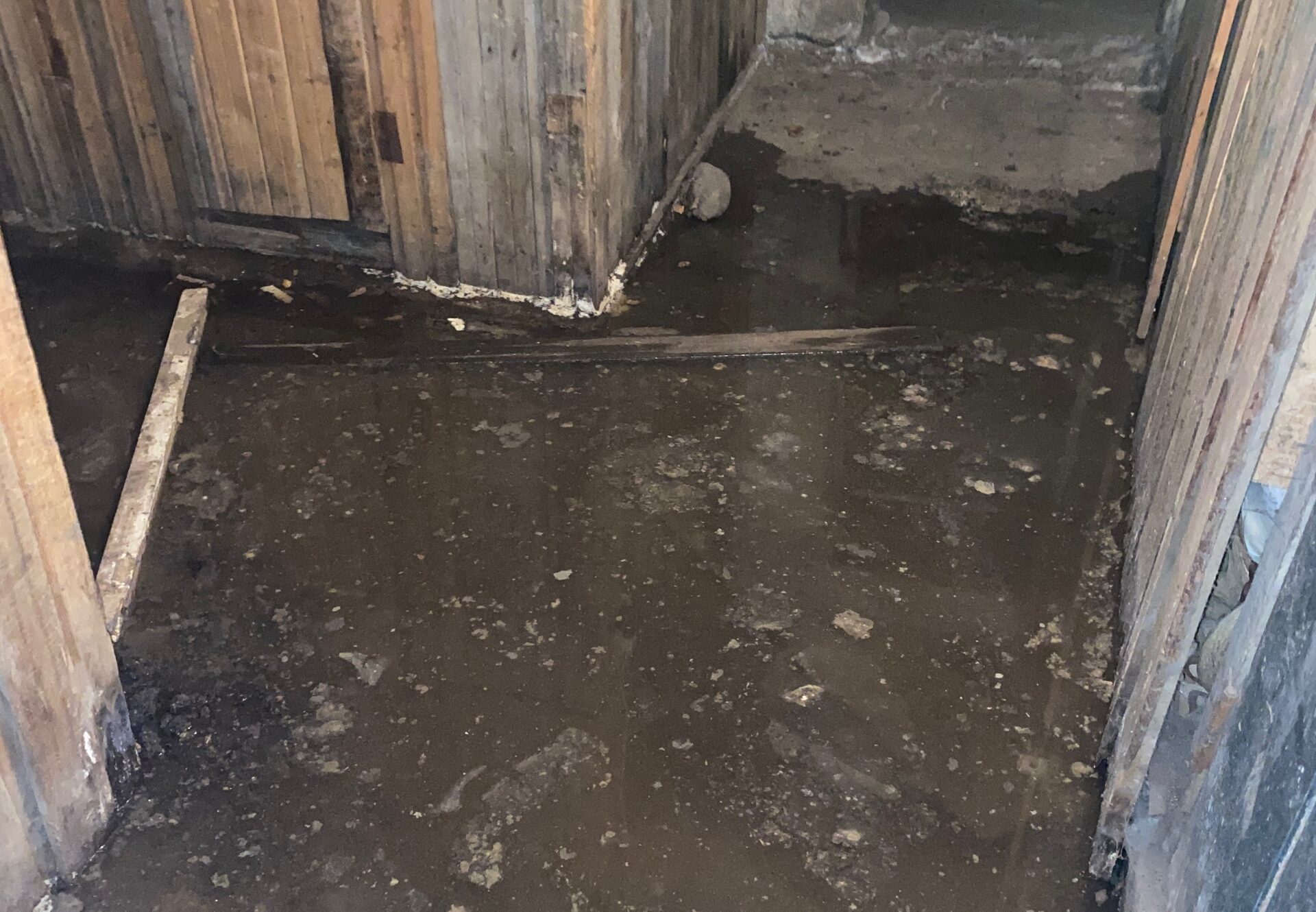 Подвал жилого дома в Кеми затопило фекалиями