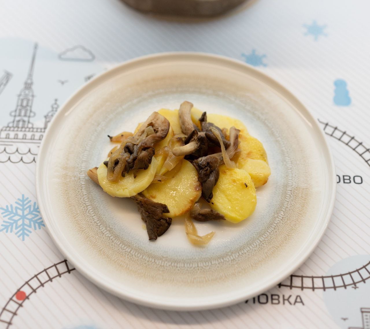 Картошка с грибами, каша по-старорусски, яблоки в меду: в РЖД сообщили, чем будут кормить пассажиров в дни поста