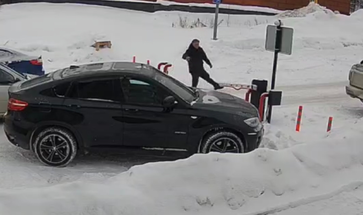 Водитель иномарки специально сломал шлагбаум в центре Петрозаводска