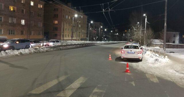 Женщине понадобилась помощь медиков - ее в центре Петрозаводска сбила машина