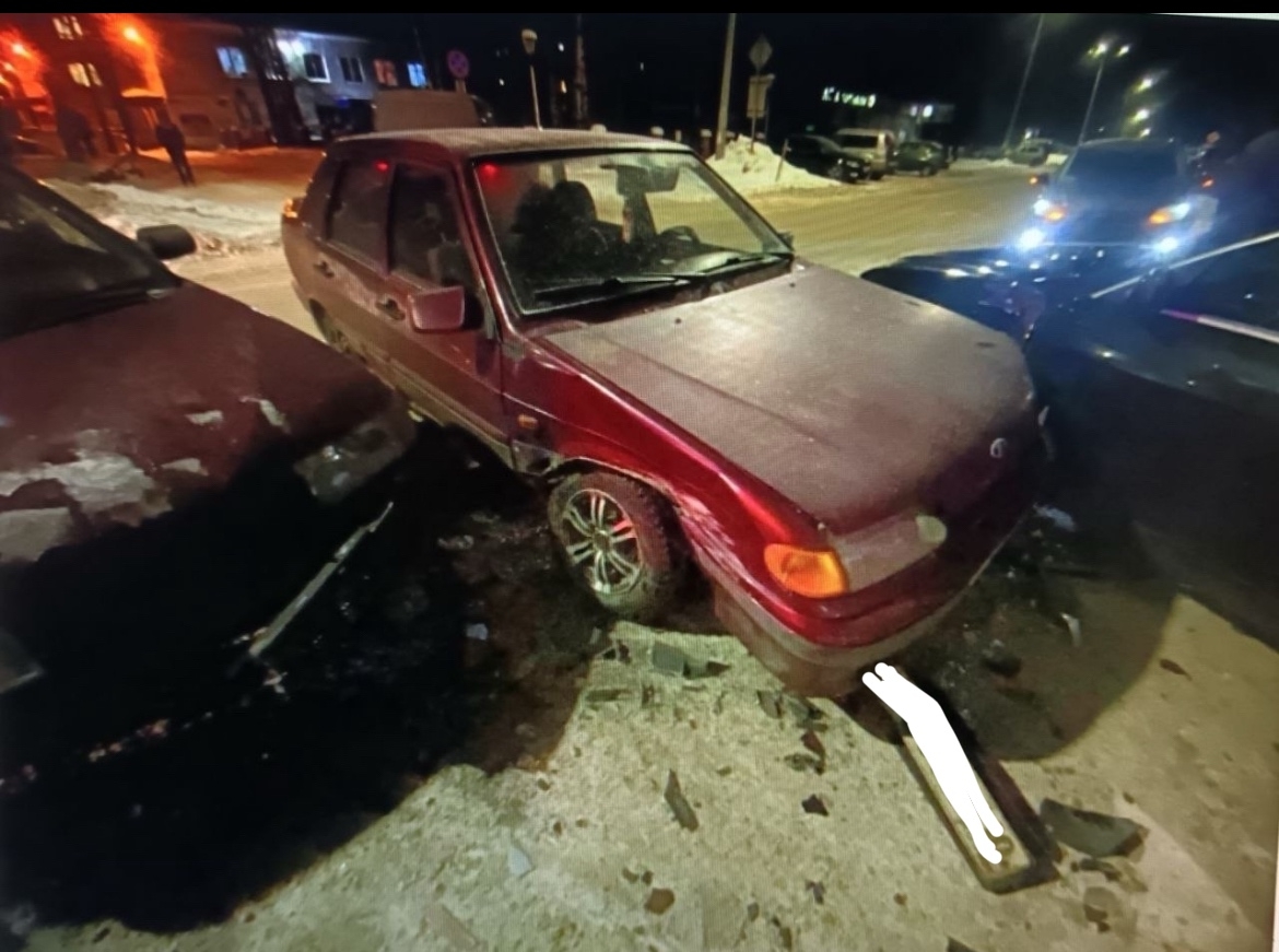 Отечественная легковушка накуролесила в Кондопоге: пострадал ребенок, досталось BMW