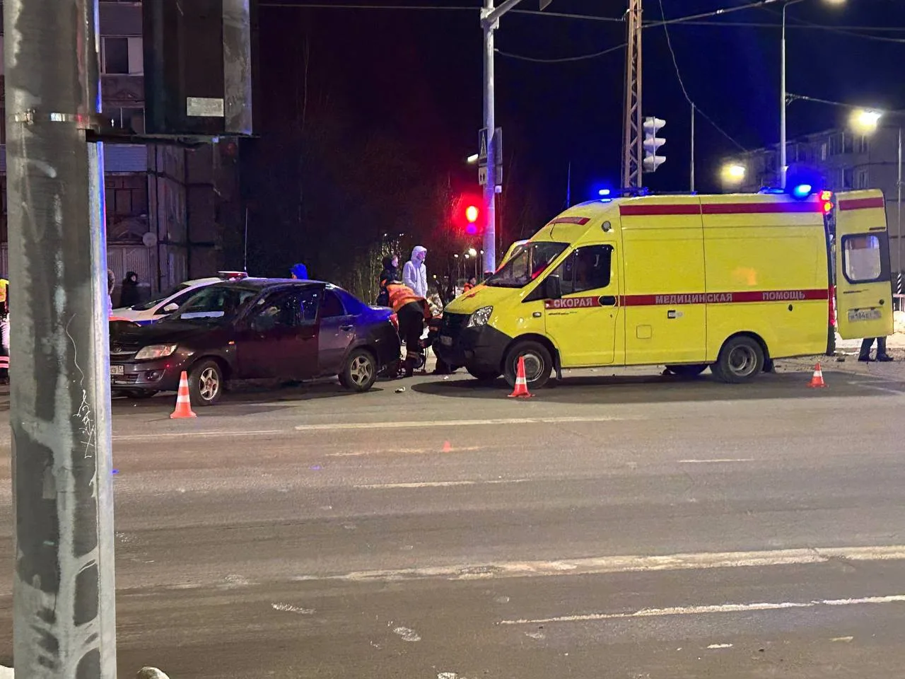 Две легковушки жестко столкнулись на Кукковке в Петрозаводске. На месте ДТП работает скорая