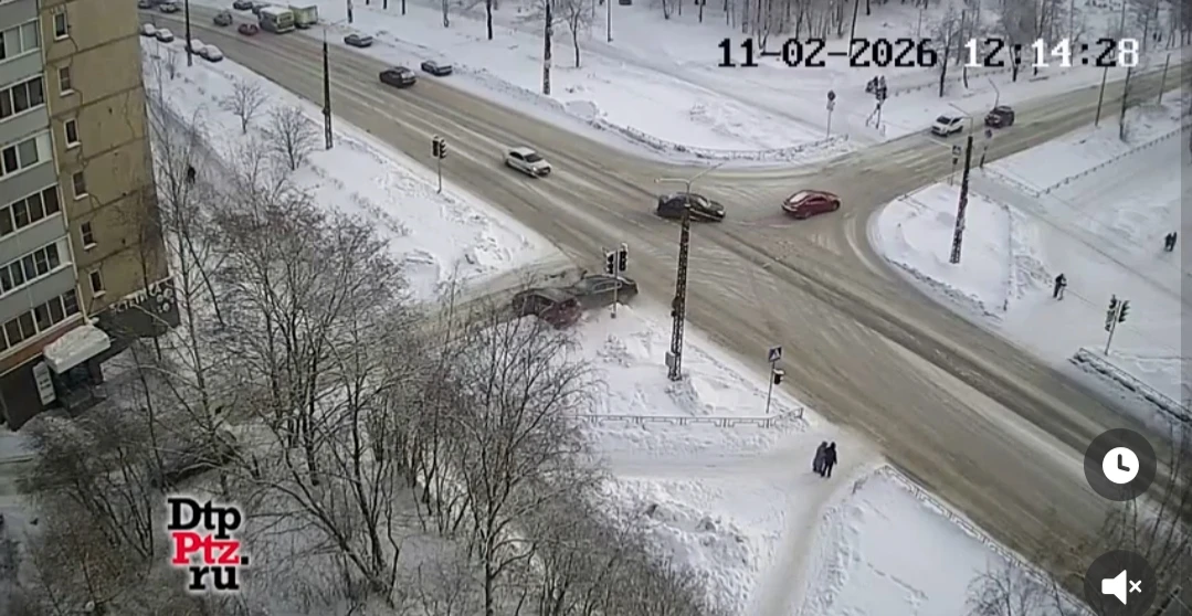 Две легковушки не поделили перекресток в густонаселенном районе Петрозаводска
