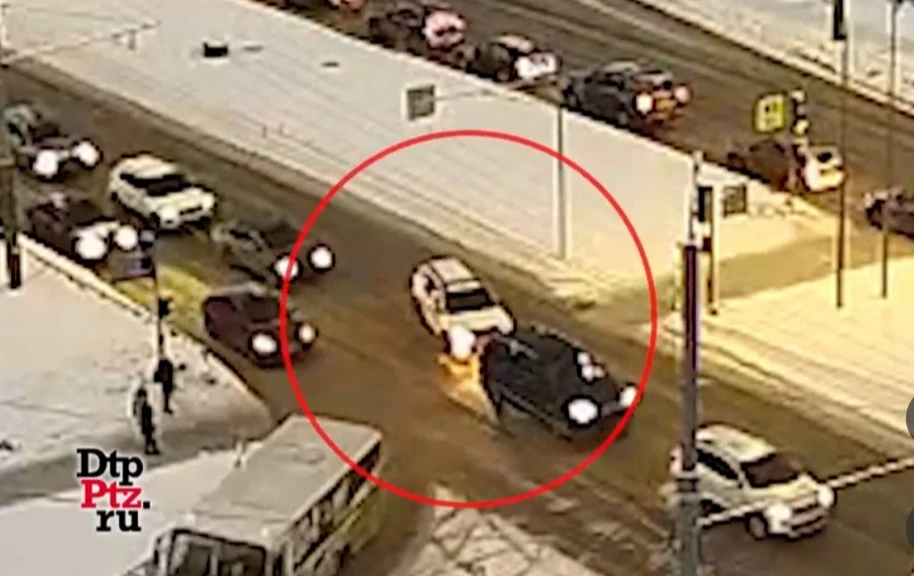 В городской суете на верхнем Чапаевском кольце произошла нелепая авария