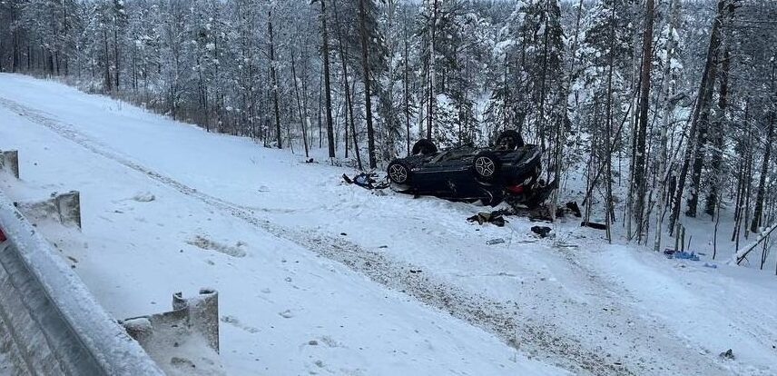 Пробил ограждение и перевернулся: лихач не уберёг престижное авто на трассе в Карелии