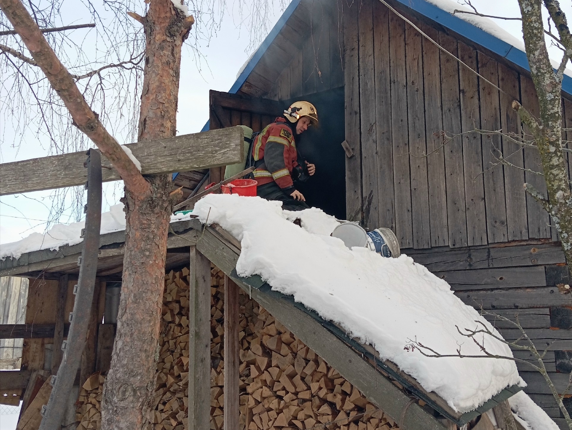 Пожарные спасли от возгорания дома рядом с горящей баней в Сортавальском округе