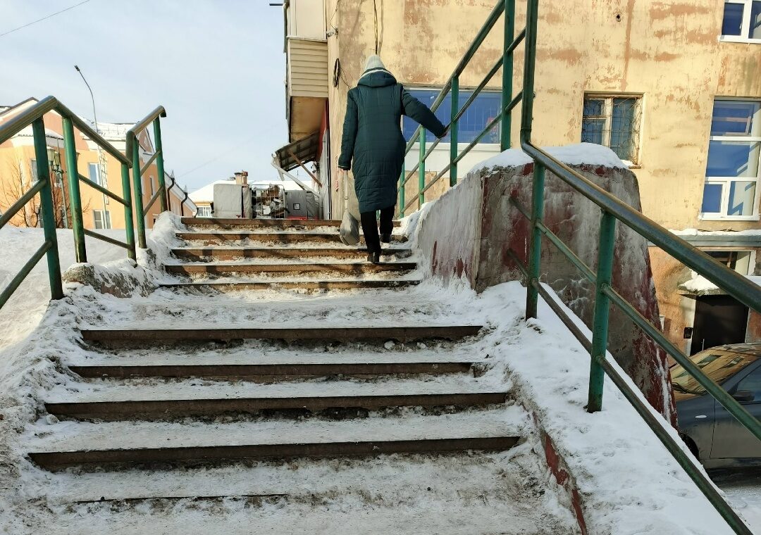 Лед, дороги и нечищенные от наледи лестницы становятся реальной угрозой для жителей Кондопоги