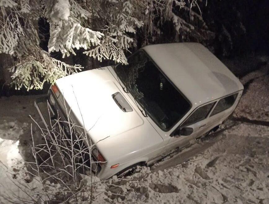 Легковушка вылетела в кювет и опрокинулась в Суоярвском округе