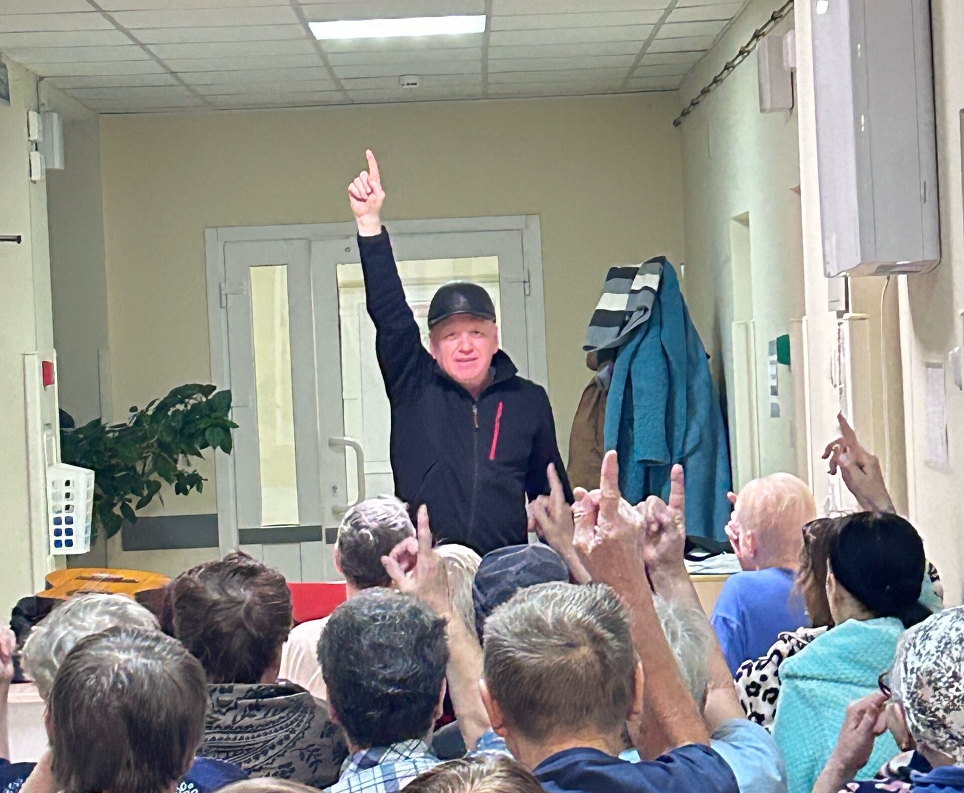 Бардовский певец подарил тепло и счастье пациентам Республиканского онкологического центра