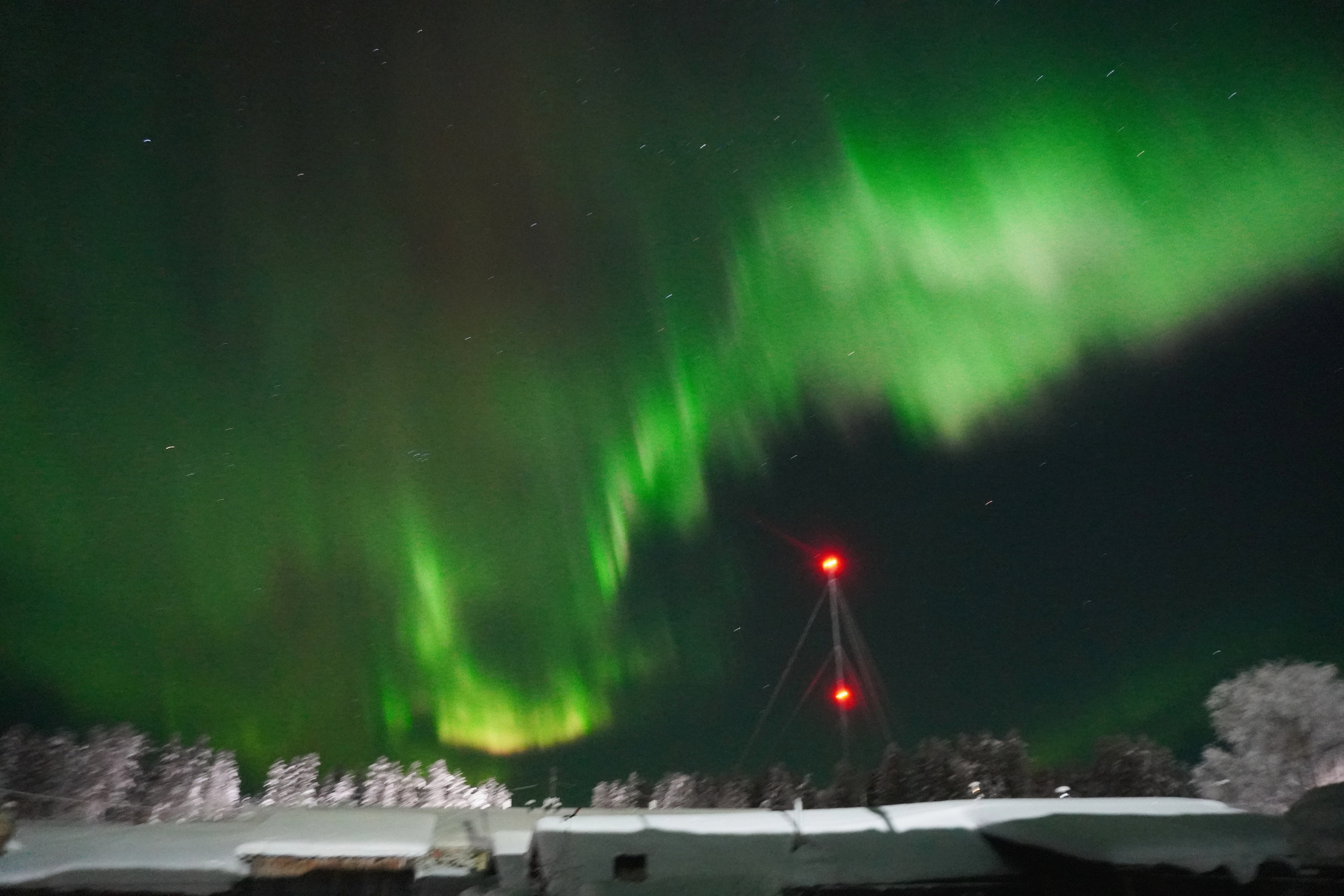 Северное сияние играло в небе на 14 февраля на севере Карелии