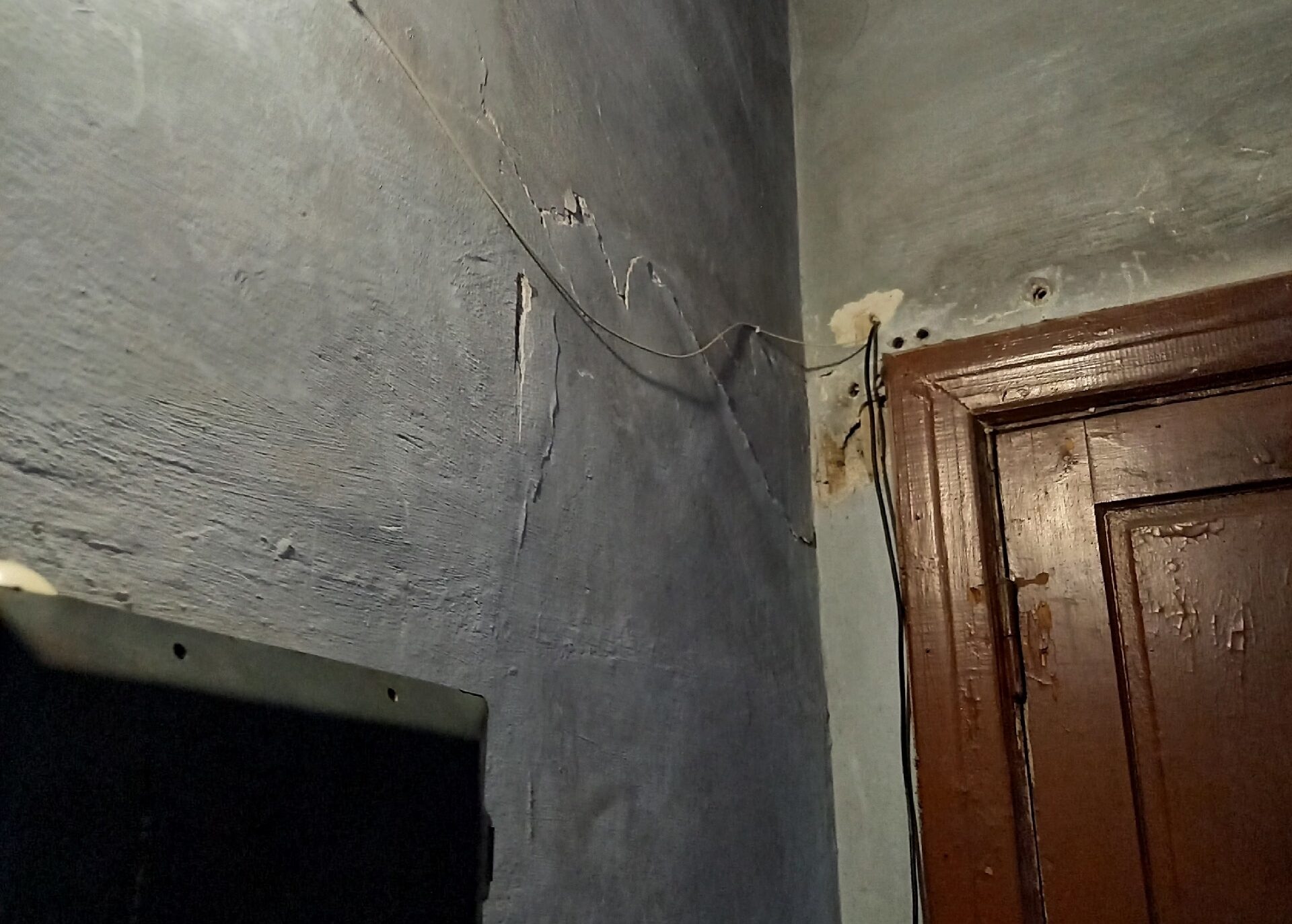 Маргинальные соседи делают пучки из проводов, чтобы подключиться к свету в Сегеже