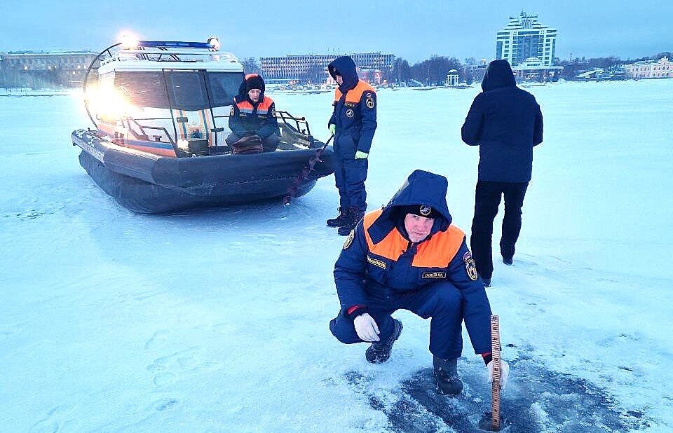 В Петрозаводской губе Онежского озера специалисты замерили толщину льда