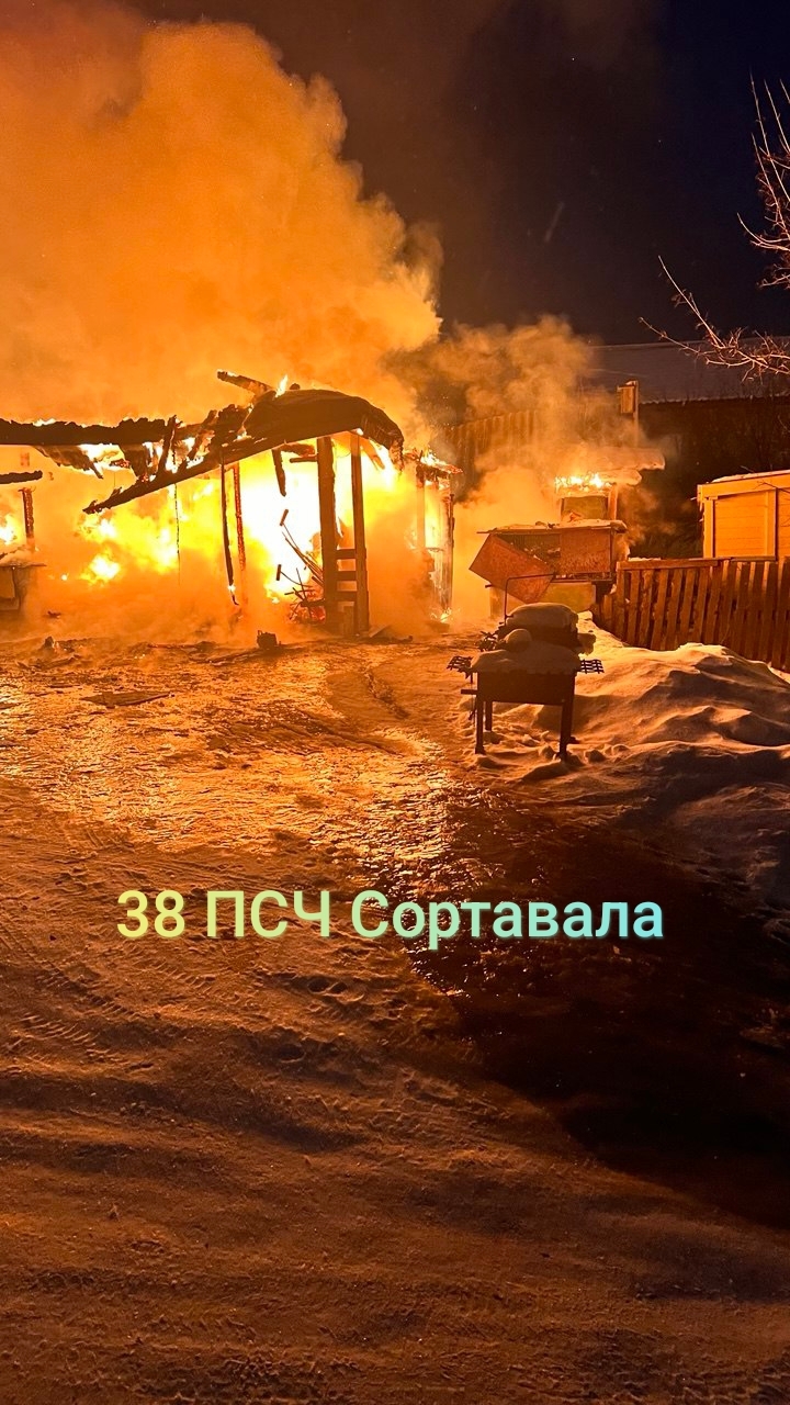 Стало известно, с чем столкнулись пожарные при тушении гаража в Сортавале