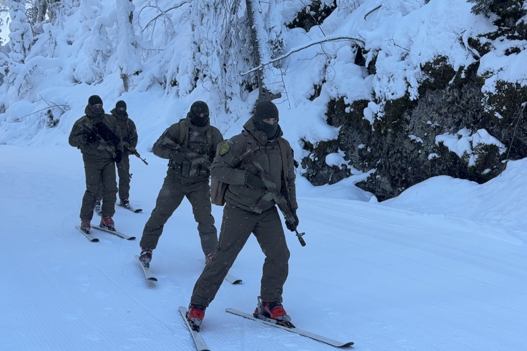 Бойцы СОБР «Карху» отработали навыки альпинистской подготовки в Карелии