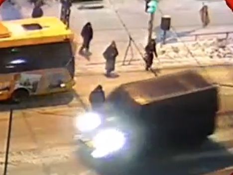 Микроавтобус пронёсся в сантиметрах от бессмертного мужчины в Петрозаводске