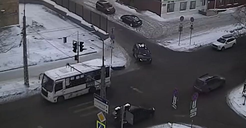 Маршрутка на ходу демонтировала бампер у поспешившей легковушки в Петрозаводске
