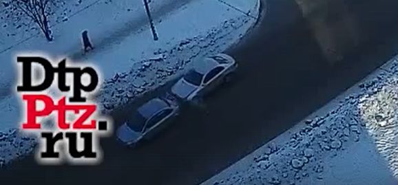«Чуть под КамАЗ не ушёл»: затормозивший автомобиль получил пинок от разогнавшейся легковушки в Петрозаводске