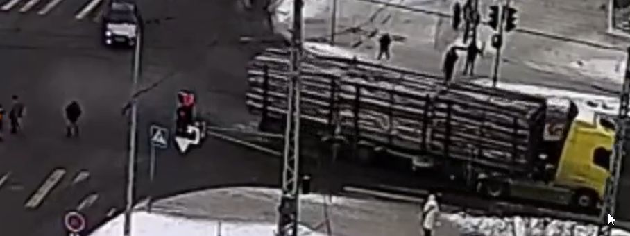 Пешеходы присели от испуга: у лесовоза лопнуло колесо в расширенном центре Петрозаводска