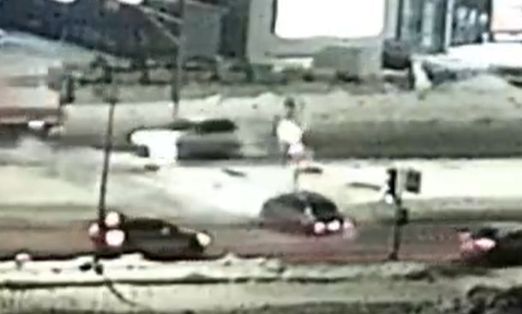 Сквозь сугробы прямо в светофор: легковушка ушла от столкновения в Петрозаводске