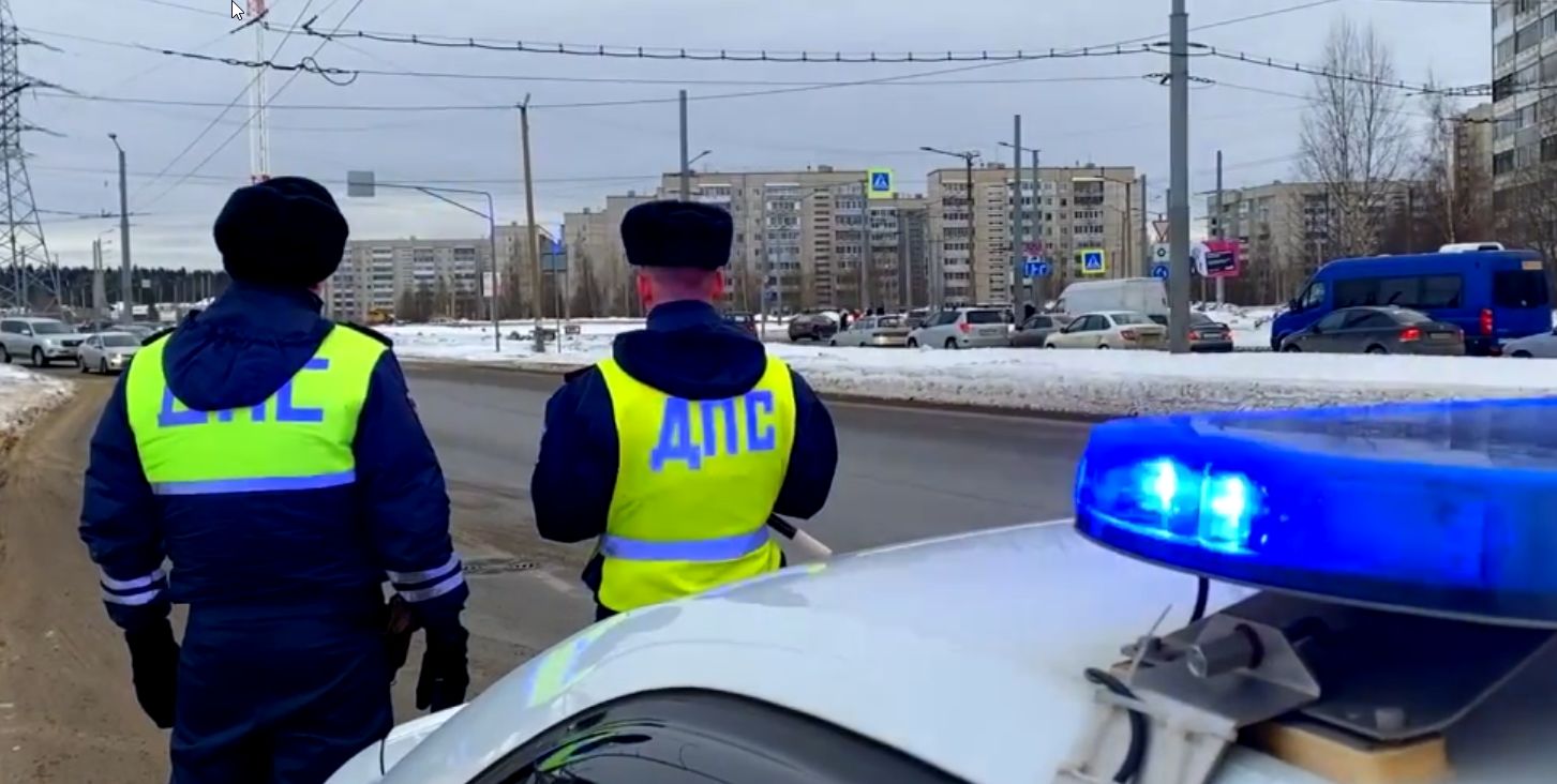 Около 900 водителей Карелии наказали за проезд на красный свет в январе