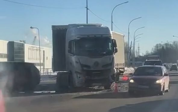 Столкнувшийся с легковушкой грузовик перекрыл проезд на Шуйском шоссе