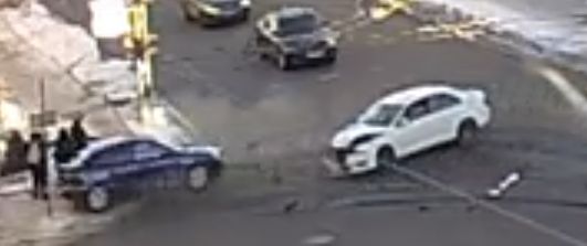 Автомобиль после столкновения влетел в пешеходов на Зареке в Петрозаводске