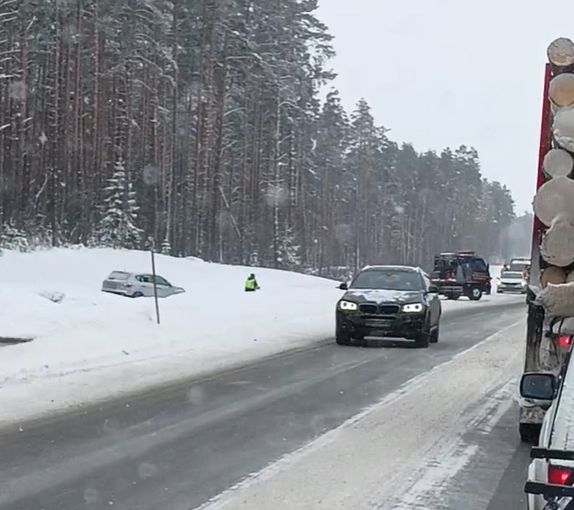 Легковушка на десятки метров ушла в кювет с трассы в Карелии - автомобилисты попали в пробку