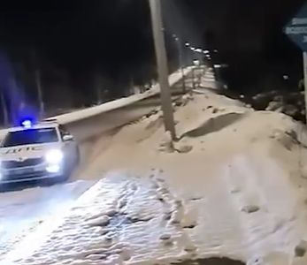 Блогер-автомобилист резко передумал помогать водителю вылетевшего с трассы каршеринга рядом с Карелией