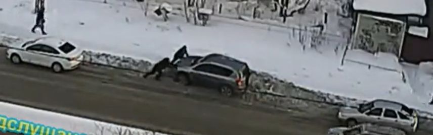 Ушедшую в сугроб машину водители других авто дружно вернули на оживленную магистраль Петрозаводска