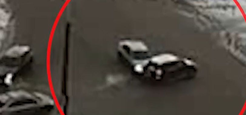 Два авто не смогли разъехаться на широкой дороге в крупном районе Петрозаводска