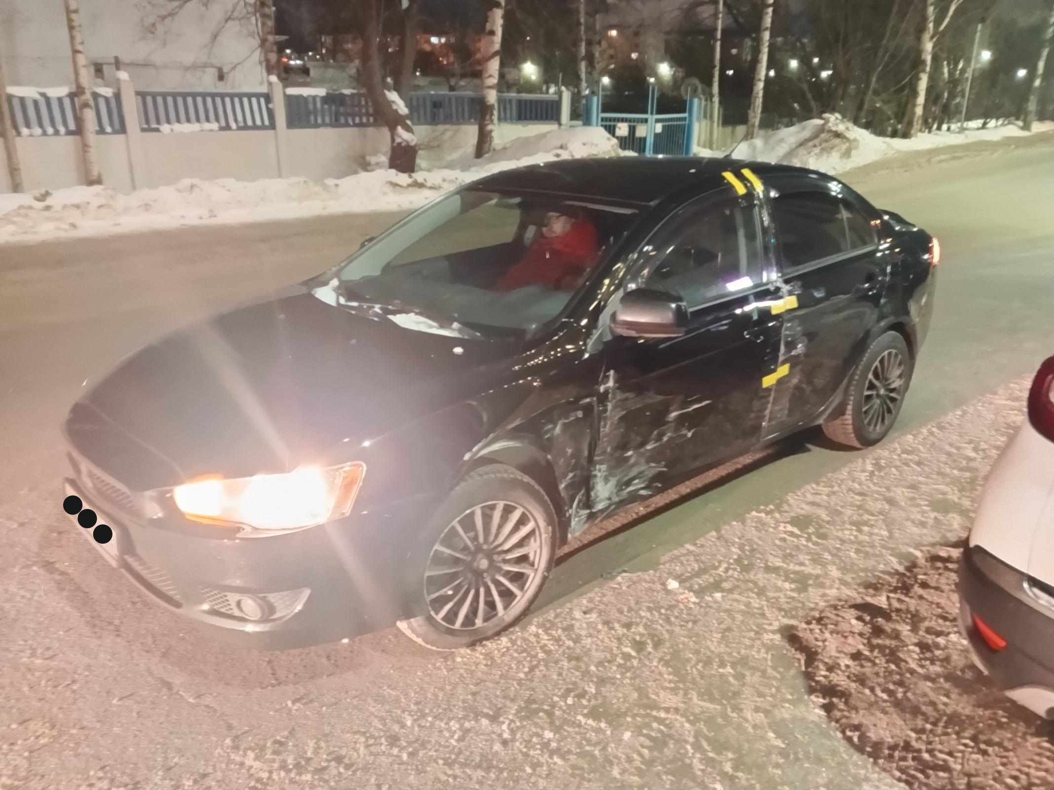 Молодая девушка-пассажир пострадала после столкновения легковушек в Петрозаводске