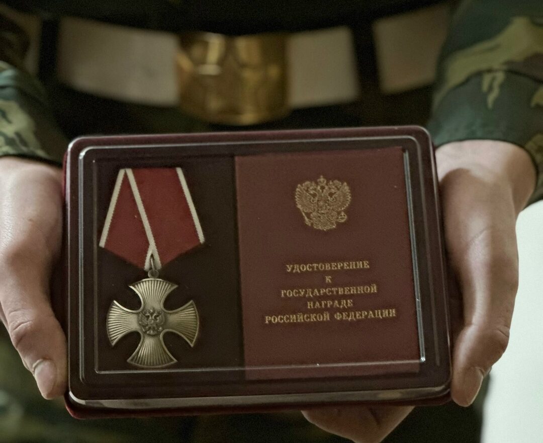 Церемонию памяти и награждения семей участников СВО провели в Кондопоге