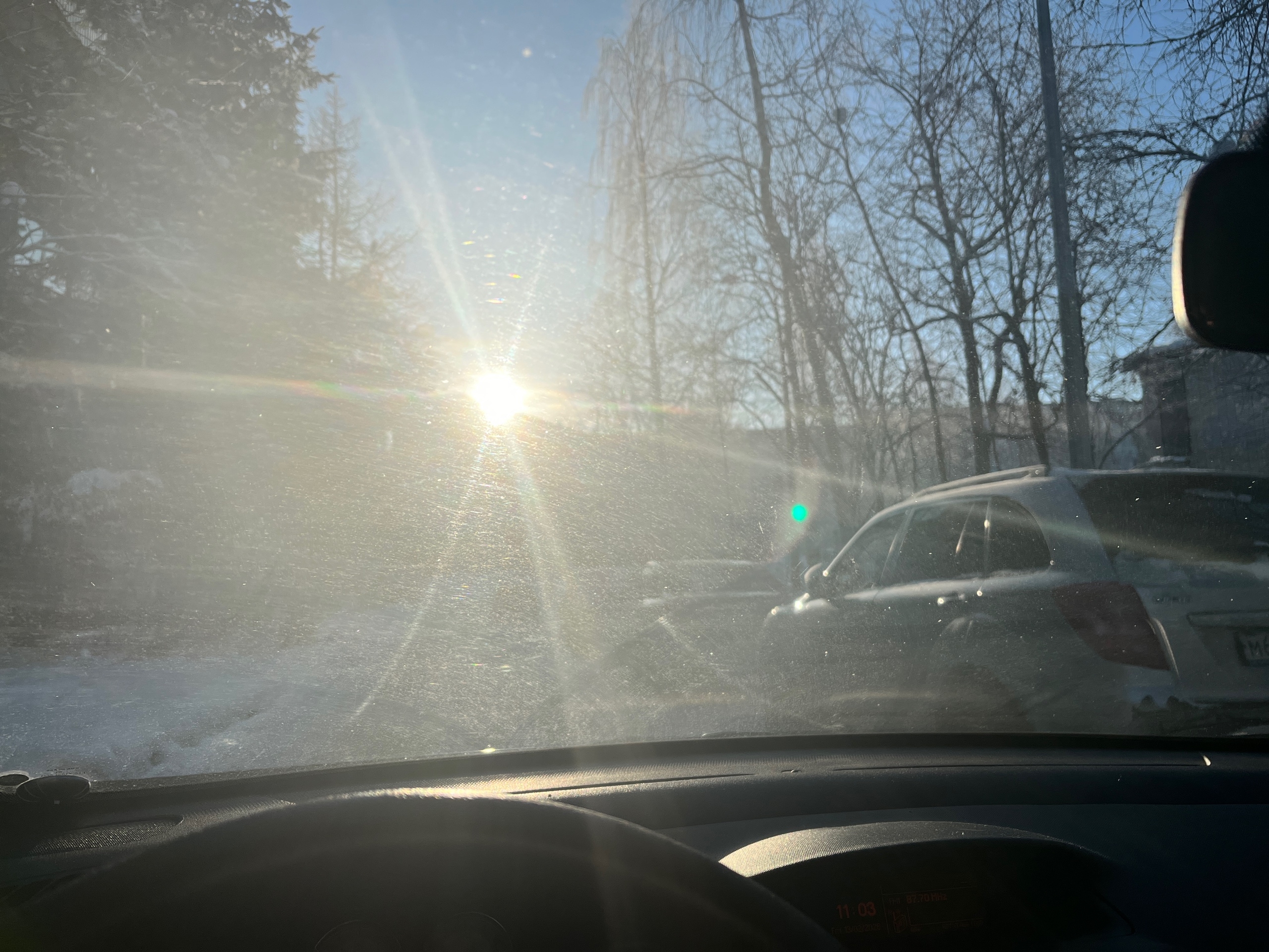 Водителей и пешеходов Петрозаводска предупредили об опасности яркого солнца
