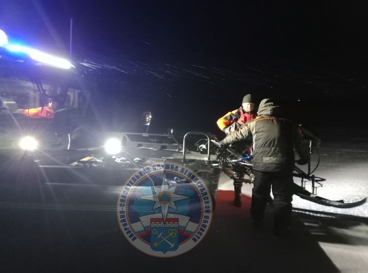 Из-за поломки техники рыбак «завис» на Ладоге - на помощь вызывали спасателей