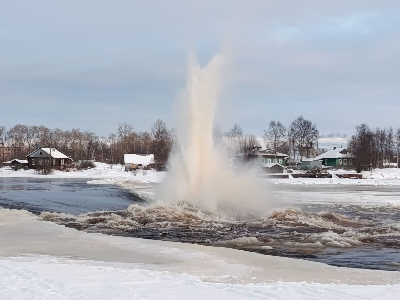 Спасатели устранили заторы на реке в Беломорском округе
